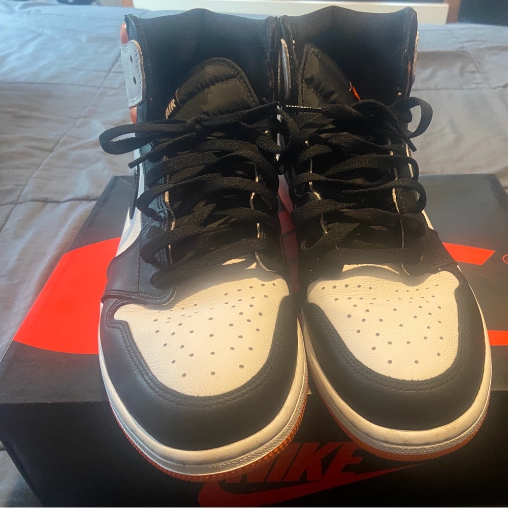 Nike Air Jordan 1 Retro High OG ‘Electro Orange’ - Picture 3 of 3